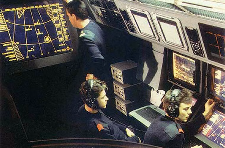 Ngoài ra, Scorpene được trang bị hệ thống radar quét mảng pha bị động song song, tích hợp dẫn đường DR3000 do hãng Thales phát triển và hệ thống sonar TSM2233M và TSM2253. Điểm đặc biệt của hệ thống sonar này là được tích hợp công nghệ quét mảng đa chiều S-Cube, một hệ thống tích hợp khá hiện đại và được đánh giá rất cao hiện nay.