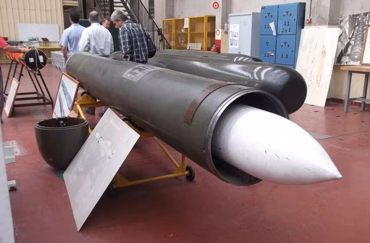 Về mặt hỏa lực, tàu ngầm lớp Scorpene mang được 18 ngư lôi và tên lửa hoặc 30 quả thủy lôi. Ở đầu mũi được trang bị 6 ống phóng ngư lôi 533mm có thể phóng cả ngư lôi, thủy lôi và tên lửa. Trong ảnh là đạn tên lửa hành trình chống tàu SM39 Exocet thường trang bị trên Scorpene, theo một số nguồn tin Ấn Độ đã mua 36 quả loại này. SM39 đạt tầm bắn 70km, tốc độ bay cận âm.