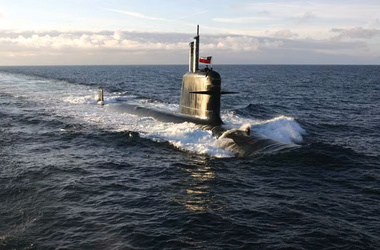 Đặc biệt nhất, tàu ngầm tấn công Scorpene sẽ được trang bị hệ thống động cơ đẩy không khí độc lập (AIP) giúp thời gian lặn dài hơn so với tàu ngầm không có AIP và thời gian hoạt động liên tục lâu hơn. Theo nhà sản xuất, với chế độ AIP, tàu ngầm hoạt động liên tục 71 ngày trên biển (vượt xa lớp Kilo 636 của Nga).
