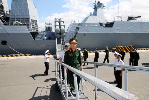 Thượng tướng Mai Quang Phấn thăm tàu hộ vệ Gepard 3.9 Thuong tuong Mai Quang Phan tham tau ho ve Gepard 3.9