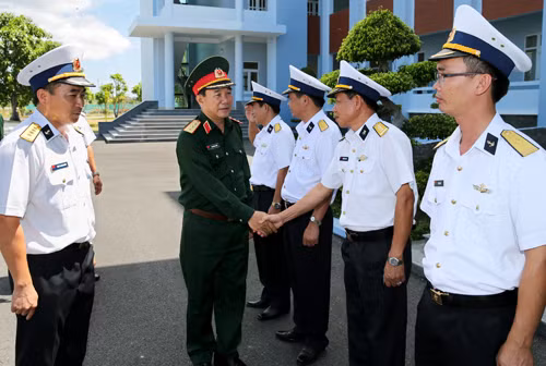 Thượng tướng Mai Quang Phấn thăm tàu hộ vệ Gepard 3.9 - Hình 4 Thuong tuong Mai Quang Phan tham tau ho ve Gepard 3.9-Hinh-4