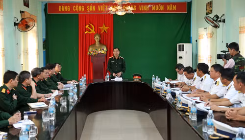 Thượng tướng Mai Quang Phấn thăm tàu hộ vệ Gepard 3.9 - Hình 5 Thuong tuong Mai Quang Phan tham tau ho ve Gepard 3.9-Hinh-5