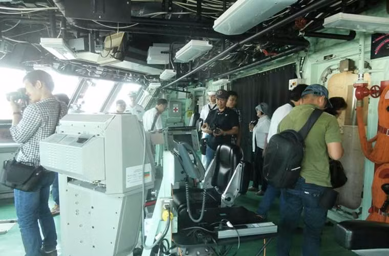Các nhà báo Việt Nam thăm quan bên trong buồng lái siêu hạm USS Fort Worth (LCS-3). Ảnh: Lao động