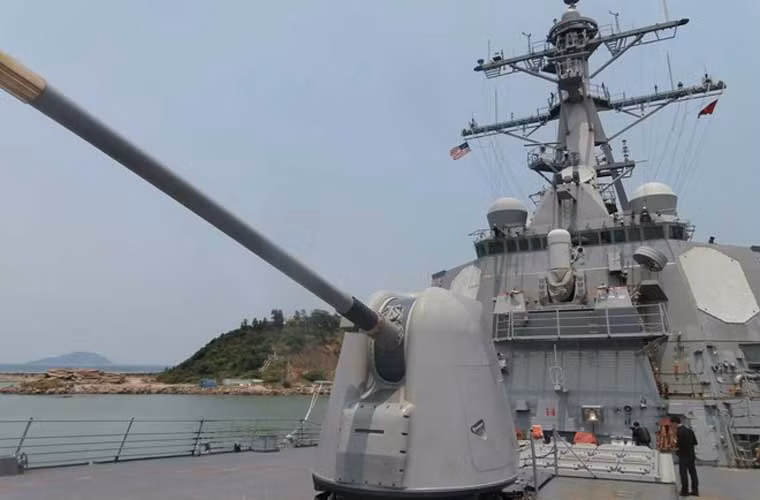 USS Fitgerald (DDG-62) thuộc lớp tàu khu trục Arleigh Burke được trang bị hệ thống chiến đấu Aegis cùng radar mạng pha AN/SPY-1 tiên tiến và kho vũ khí mạnh khủng khiếp. Trong ảnh là hệ thống pháo hải quân tầm xa 127mm. Ảnh: Lao động