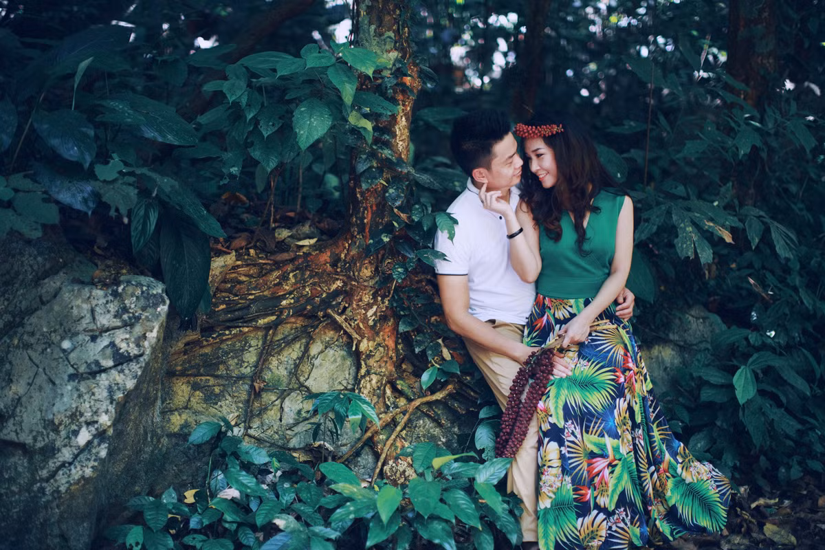 "Tất cả những cây cỏ, hoa lá trên khi kết hợp lại với nhau, vô tình trở thành những phụ kiện trang trí tuyệt đẹp trên mái tóc và trang phục cô dâu đang mặc”, nhiếp ảnh gia Hải Lê Cao chia sẻ về quá trình thực hiện bộ ảnh cưới phong cách rừng xanh.
