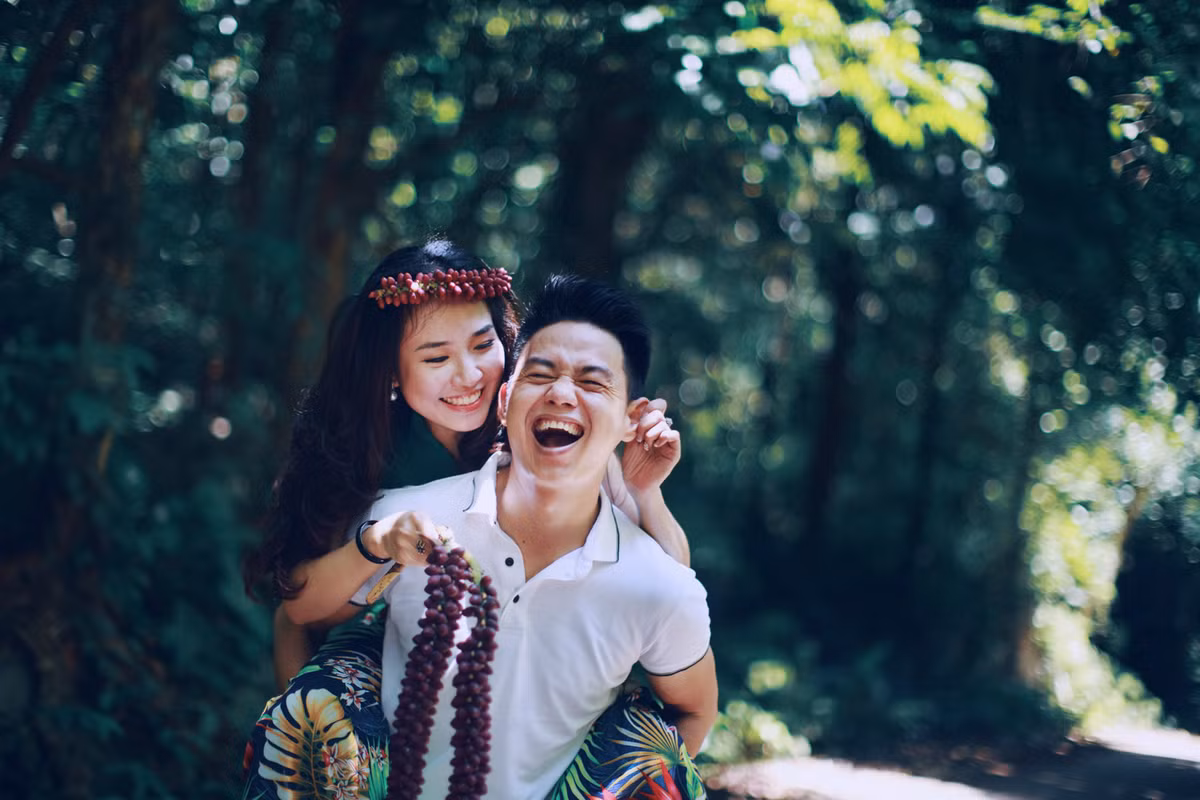 Ekip chụp ảnh và cả cô dâu, chú rể đều đặc biệt tâm đắc đến những món phụ kiện có một không hai được thiết kế trong thời gian ngắn kỷ lục ngay tại địa điểm chụp.