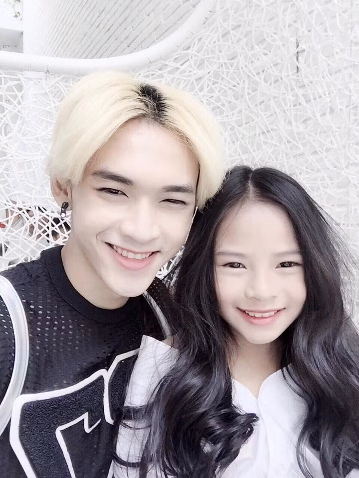 Nói về em gái và mối quan hệ giữa mình và em, Dương Minh Tuấn chia sẻ: "Hai anh em không khác gì những người bạn, thường xuyên cùng nhau đi xem phim hoạt hình, ăn kem và chụp ảnh nhắn nhít cùng nhau. Bản thân mình khá trầm tính, khó tính nhưng lại luôn thích yêu chiều người khác, đặc biệt là em gái của mình".