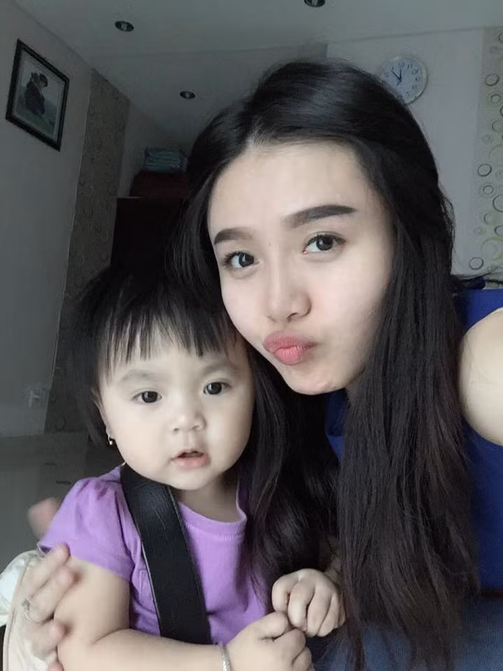 Chị Tuyết Khanh tự nhận xét về bản thân: "So với bạn bè cùng trang lứa, mình có lẽ trông trẻ hơn họ vì may mắn có được khuôn mặt, dáng người nhỏ nhắn. Mình cũng chẳng có bí quyết gì ngoài sống vui vẻ và ăn chay".