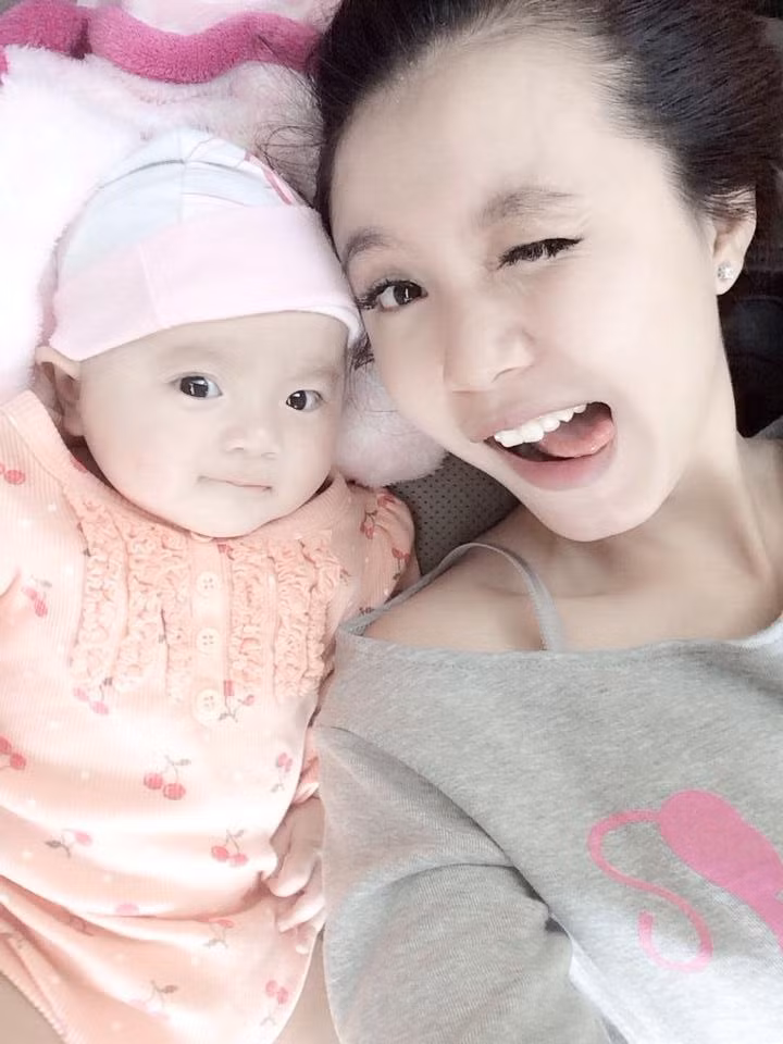 Làm công việc kinh doanh, sinh liền hai đứa con khi tuổi đời mới 28, nhưng sự vất vả dường như không ảnh hưởng gì tới vẻ ngoài, nhan sắc của chị Tuyết Khanh. Bà mẹ hai con siêu nhí nhảnh vẫn rất xinh đẹp, trẻ trung khiến nhiều người ghen tị.