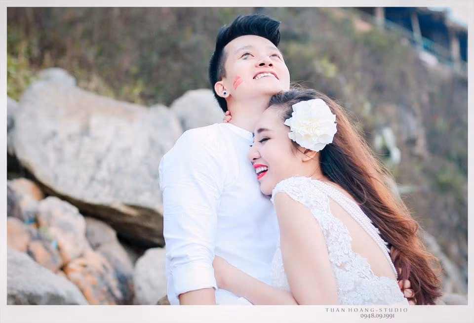Sau khi hình hậu trường ảnh cưới của cặp đôi gây sốt trên mạng, cả Tùng Giang và Hồng Linh đều nhận được rất nhiều tin nhắn của bạn bè. Nhiều người còn đăng hình ảnh cô dâu dạng chân tựa đầu vào vai chú rể lên trang cá nhân của hai người kèm theo những dòng nhắn trêu chọc hài hước.