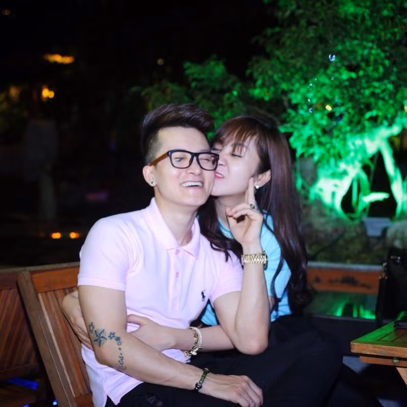 Chú rể Tùng Giang chia sẻ, bức ảnh "tựa đầu vào vai anh" là ý tưởng của chàng nhiếp ảnh, nhưng do Hồng Linh... cao hơn Tùng Giang gần 3cm nên cô mới phải khuỵu gối như vậy để tạo dáng đúng yêu cầu.