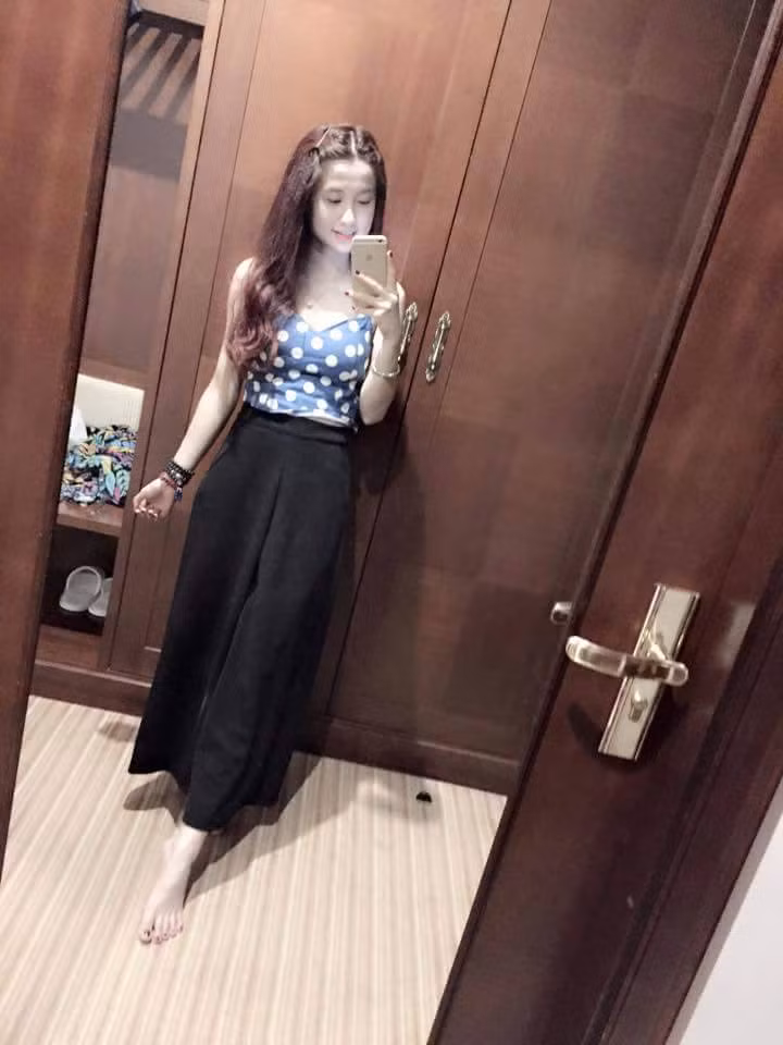 Ngoài ra, Ngọc Quyên còn có cách ăn mặc rất trẻ trung, hợp mốt. Cộng với vẻ đáng yêu có sẵn nên mỗi hình ảnh mà Ngọc Quyên chia sẻ trên mạng đều thu hút sự chú ý, yêu thích của hàng nghìn bạn trẻ.