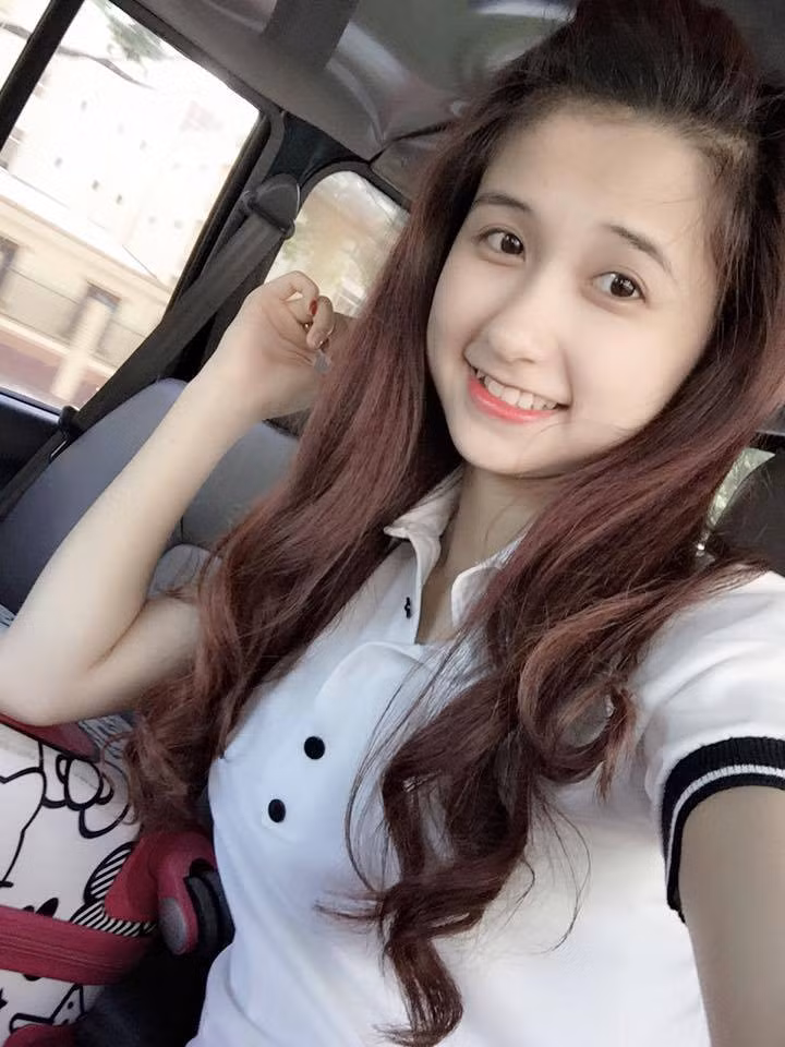 Ngọc Quyên sở hữu đôi mắt biết cười và chiếc răng khểnh cực duyên khiến cô bạn tăng thêm phần rạng rỡ, đáng yêu mỗi khi nở nụ cười.
