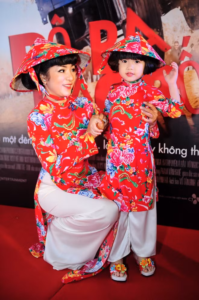 Phong trào "cuồng" họa tiết gạch hoa nối tiếp cơn bão họa tiết chăn con công làm "điên đảo" giới trẻ Việt Nam và cả ở một số quốc gia khác.