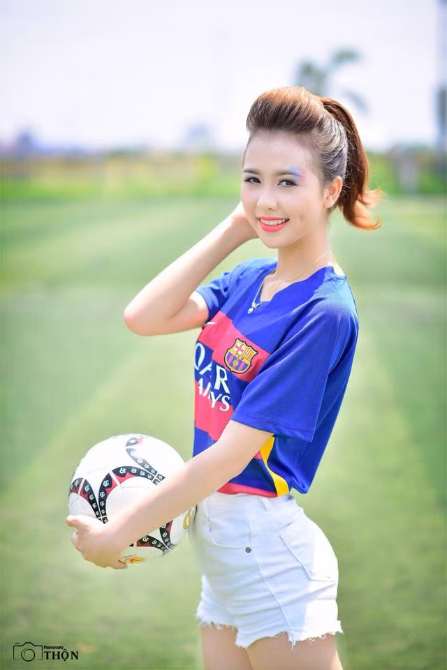 Bóng đá là một trong những sở thích hàng đầu của Huyền Giang. Cô nữ sinh 9X cho biết đã yêu thích và theo dõi CLB Barcelona từ lâu và có tình cảm đặc biệt dành cho Lionel Messi, chàng cầu thủ siêu sao người Argentina.