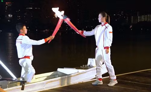 Sau màn trình diễn nghệ thuật kéo dài gần 40 phút, con thuyền chở một số vận động viên Singapore, mang theo ngọn lửa SEA Games đã cập bến. Ngọn lửa được các vận động viên tiêu biểu của nước chủ nhà truyền tay nhau như một hành động thể hiện sự đoàn kết và tiến dần về phía đài đuốc lớn.