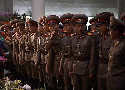 Binh sĩ Triều Tiên lắng nghe bài thuyết trình về lịch sử của quốc gia trước khi dự cuộc triển lãm hoa Kimilsungia và Kimjongilia tại Bình Nhưỡng. Kimilsungia và Kimjongilia là hai loài hoa mang tên hai nhà lãnh đạo quá cố Kim Nhật Thành và Kim Jong Il.