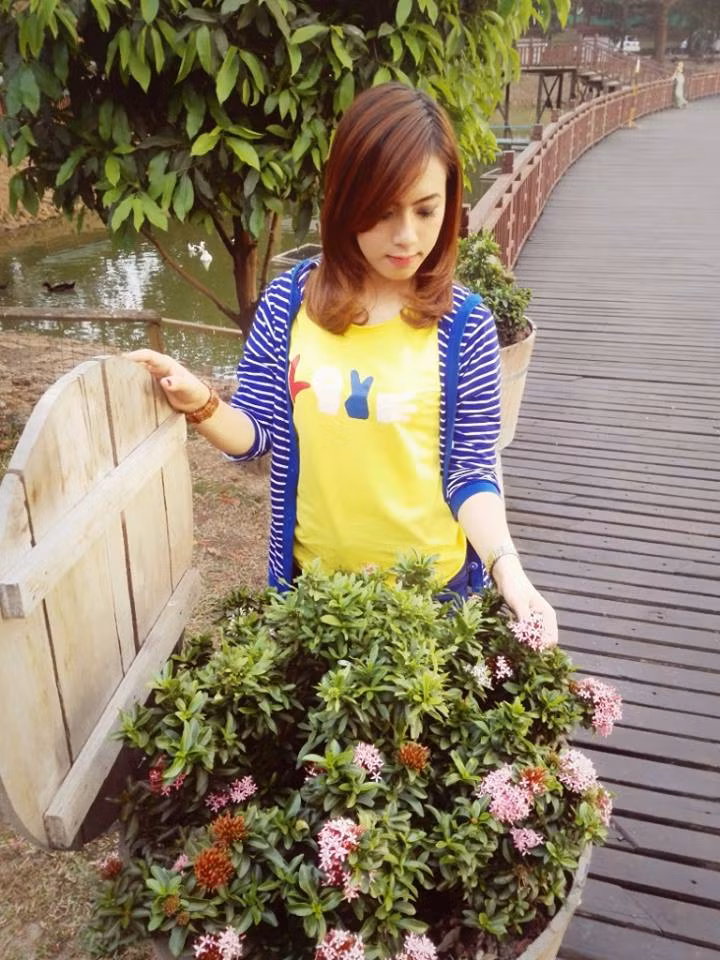 Xinh đẹp chẳng kém gì các hot girl, Eaint Darli Linn có số lượng không nhỏ người theo dõi trên mạng. Công việc bận bịu, Linn cũng không thường xuyên chia sẻ về cuộc sống và những khoảnh khắc đời thường của mình.