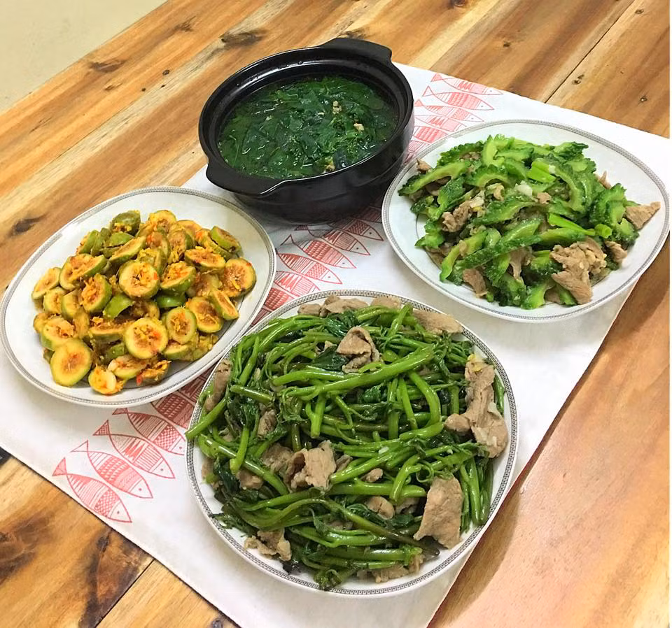 Thứ hai: Vào những ngày nắng nóng, những món ăn nhiều ít dầu mỡ thường được ưa chuộng hơn cả. Bạn có thể bắt đầu thực đơn cơm tối cả tuần bằng rau lang xào thịt bò, canh rau ngót nấu thịt băm, mướp đắng xào thịt bò và sung muối cho thứ hai. Nếu như rau lang và sung muối có tác dụng nhuận tràng thì rau ngót lại rất nhiều vitamin A còn mướp đắng có tính mát, giải nhiệt mùa hè hiệu quả. 