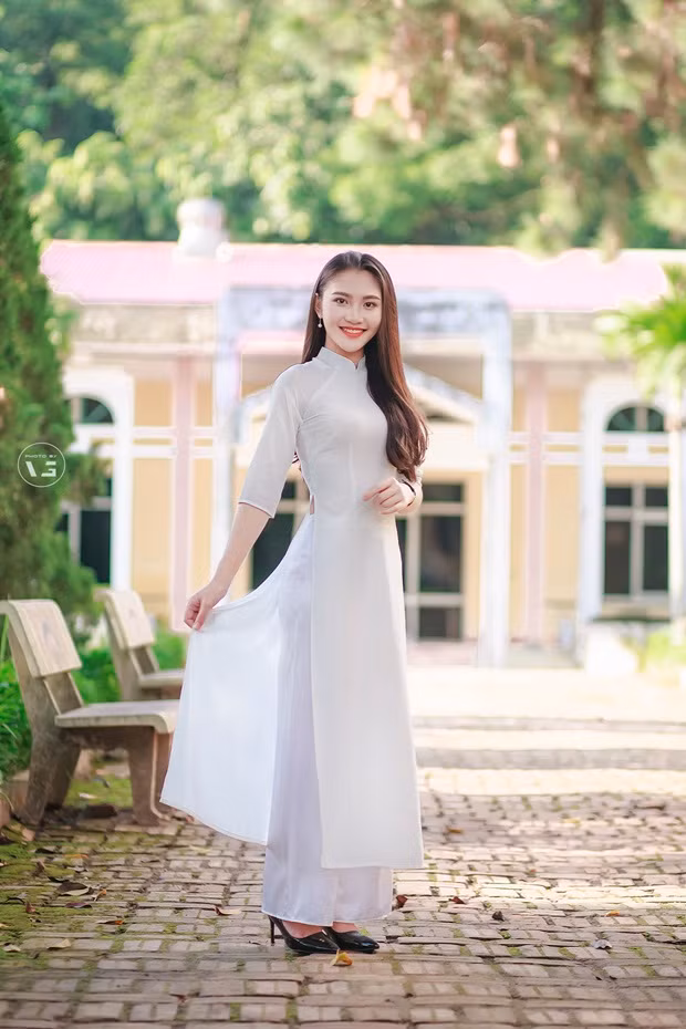 Thủy Tiên chia sẻ: "Em chọn Viện Quản lý đất đai và Phát triển nông thôn với mong muốn học tập được những kiến thức bổ ích, có thể giúp đỡ bà con bản làng mình phát triển kinh tế, nâng cao chất lượng cuộc sống, để quê hương em mỗi ngày một giàu đẹp hơn".