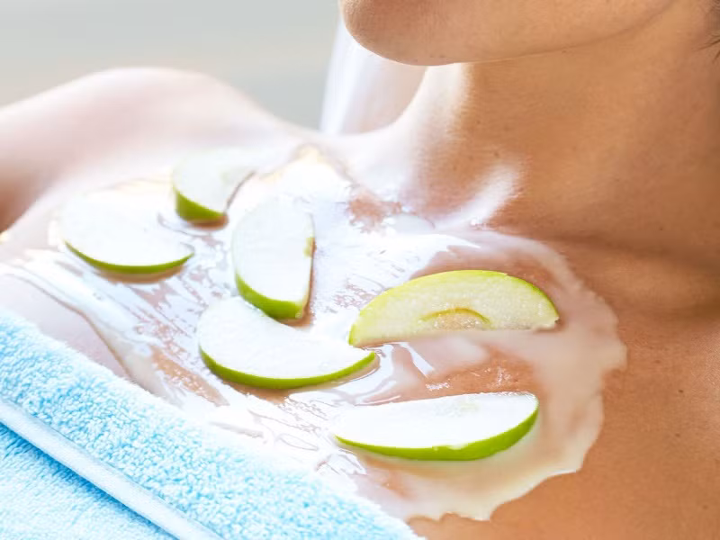 Đắp mặt nạ cho ngực thường xuyên sẽ thúc đẩy nhanh quá trình thái tạo vùng da bên ngoài. Ảnh: internet Đắp mặt nạ cho ngực thường xuyên sẽ thúc đẩy nhanh quá trình thái tạo vùng da bên ngoài. Ảnh: internet