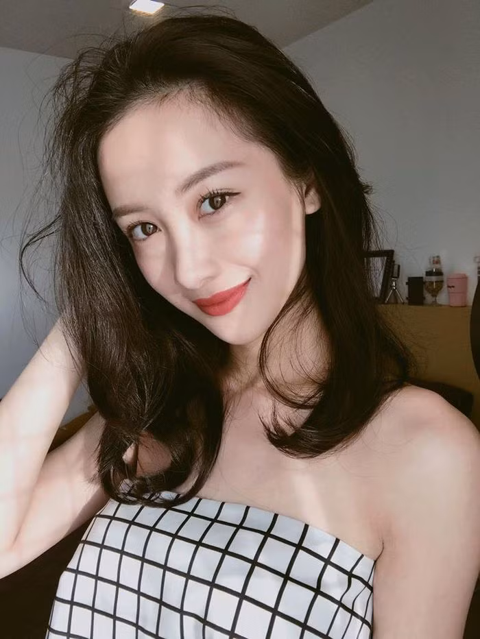 Một số hình ảnh hiện tại của nàng "hot girl trà sữa". Jolie Nguyễn Jolie Nguyễn, tên thật là Nguyễn Phương Mai, người đẹp sinh năm 1997 danh giá giành được ngôi vị cao nhất của cuộc thi Hoa hậu Thế giới người Việt tại Úc năm 2015. Với thành tích học tập đáng nể, thi đỗ vào trường Đại học Macquarie nằm top 5 ngôi trường danh tiếng nhất ở Australia, nhưng vì đam mê với ngành giải trí cô quyết định trở về nước theo học tại trường RMIT, Việt Nam. Mới đây, hình ảnh của Jolie Nguyễn với set đồ trị giá gần một tỉ đồng được xuất hiện trên tạp chí Vogue - tạp chí danh giá về thời trang ở Mỹ. Đây chính là 5 hot girl Việt đến báo chí và giới trẻ nước ngoài cũng phải "xuýt xoa" khen ngợiĐây chính là 5 hot girl Việt đến báo chí và giới trẻ nước ngoài cũng phải "xuýt xoa" khen ngợi