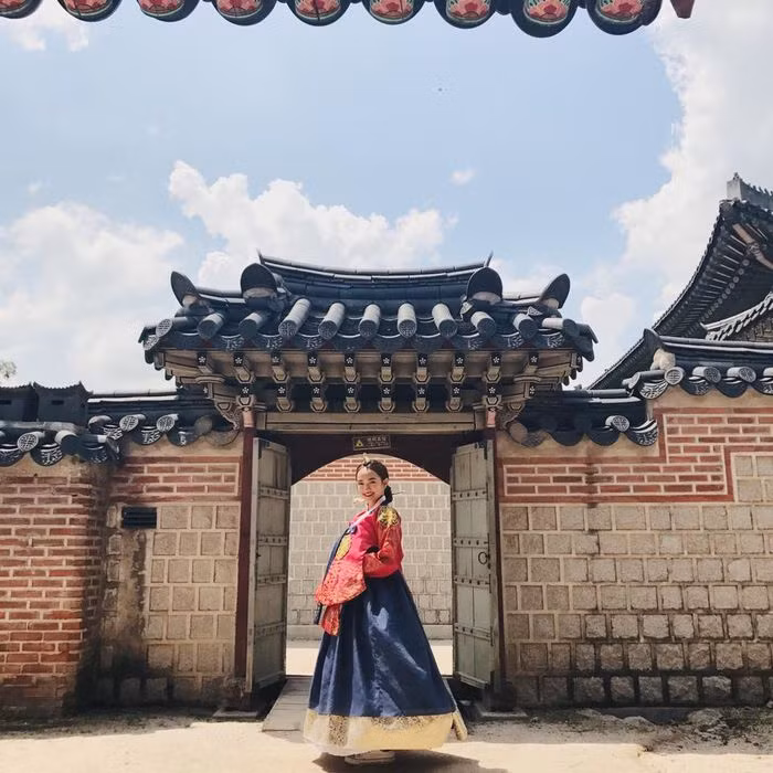 Một số hình ảnh của cô nàng tại Hàn Quốc. Jun Vũ Jun Vũ tên thật là Vũ Phương Anh, nàng hot girl sinh năm 1995 là một người mẫu và diễn viên điện ảnh gốc Việt định cư tại Thái Lan từ năm 15 tuổi. Jun Vũ nổi tiếng khi là người mẫu cho nhiều thương hiệu thời trang nổi tiếng ở Thái Lan và thế giới.