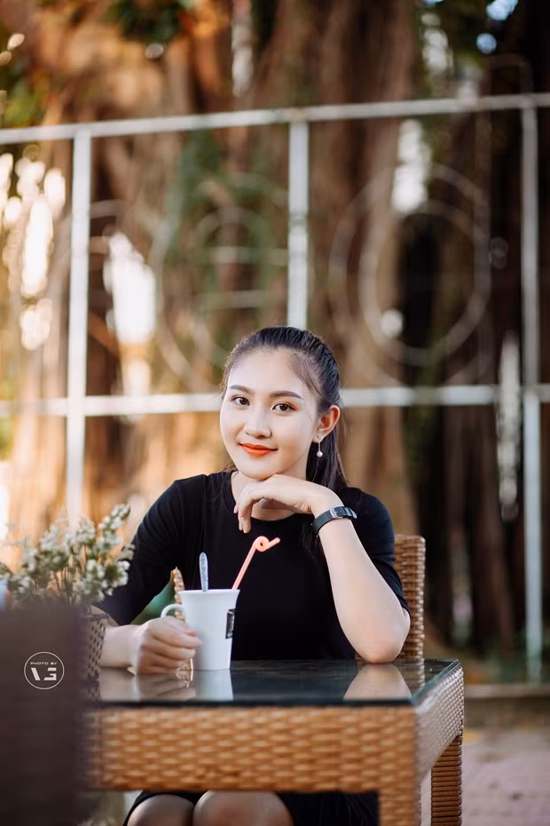 Thủy Tiên tâm sự: "Nhiều người bảo em tham lam quá, vừa đi học đi làm lại còn tham gia nhiều công tác như thế thì chịu sao được. Nhưng em chỉ cười thôi. Em nghĩ tuổi trẻ ngắn lắm, chỉ cần chớp mắt một cái là đã có biết bao nhiêu điều khiến mình nuối tiếc vì bỏ lỡ. Vậy nên em luôn cố gắng hết mình, dù ở cương vị nào cũng luôn nêu cao tinh thần chủ động, sáng tạo. Quan niệm của em là tuổi trẻ phải có đam mê hoài bão và tinh thần dám theo đuổi ước mơ".