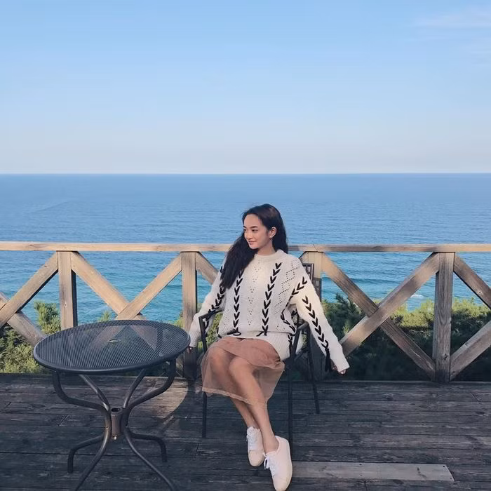 Kaity Nguyễn đã "đốn tim" giới trẻ bởi ngoại hình xinh xắn. Mới đây, nhờ vào kinh nghiệm am hiểu về mỹ phẩm và làm đẹp của mình, Kaity Nguyễn được đài truyền hình Arirang của Hàn Quốc chọn làm host cho loạt chương trình về làm đẹp, du lịch và ẩm thực tại đây. Ngoài ra, cô còn được mời tham dự hoạt động quảng bá cho Thế vận hội mùa đông - Olympic Pyeongchang 2018. Trong suốt khoảng thời gian ở Hàn Quốc, Kaity Nguyễn liên tiếp tham gia các hoạt động nằm trong chuỗi sự kiện được thực hiện bởi Trung tâm Văn hóa Hàn Quốc (KOCIS) và đài truyền hình Arirang. Kaity còn bật mí thêm sẽ là khách mời chính thức trong sự kiện kỷ niệm 25 năm quan hệ hữu nghị Việt - Hàn được tổ chức tại Hàn Quốc. Với bằng ấy thành tích cũng như nổ lực của mình, Kaity Nguyễn được xem như một cái tên đầy hứa hẹn trong tương lai của làng giải trí Việt.