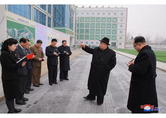 Chủ tịch Kim Jong Un tin rằng giới chức, giáo viên và sinh viên của trường sẽ hoàn thành tốt nhiệm vụ được giao (giúp trẻ mầm non và tiểu học tiếp cận với khoa học).