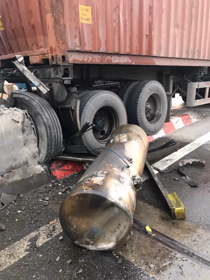 Tai nạn khiến xe container bị hư hỏng nặng.