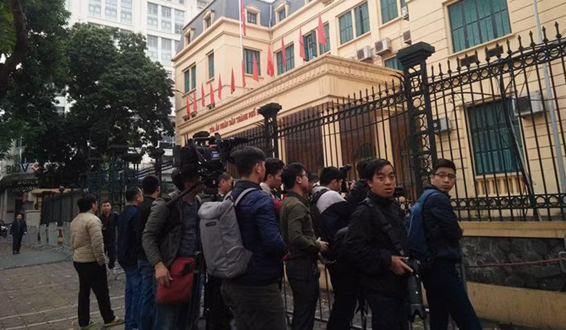 Đông đảo phóng viên báo đài đến đưa tin phiên tòa.