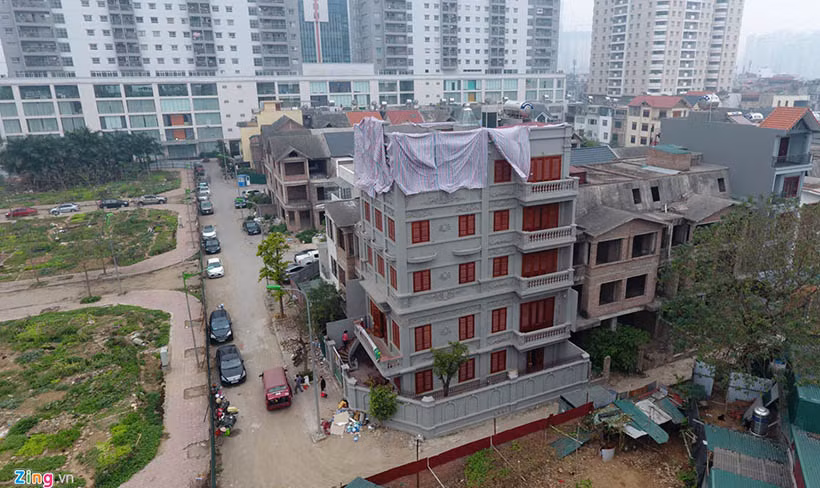 Chiều ngày 12/3, các lực lượng chức năng đã tiến hành phá dỡ tầng trên của ngôi biệt thự (5 tầng) sai phép. Ảnh Zing.