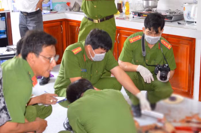 Công an khám nghiệm hiện trường. Ảnh: Vietnamnet.