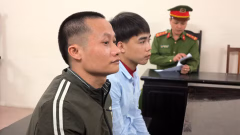 Dua vo di hat karaoke, chong bi chu quan danh chet