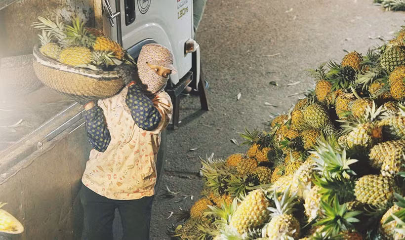 “Cứ lúc nào có việc là chị lại tranh thủ đi làm chứ có thời gian đâu mà nghĩ đến hoa, quà. Hơn nữa chồng chị chạy xe ôm cả ngày, hai vợ chồng lo kiếm tiền nuôi con, thấy con vui vẻ hạnh phúc là vui lắm rồi”, một người phụ nữ chia sẻ với PV Kiến Thức.