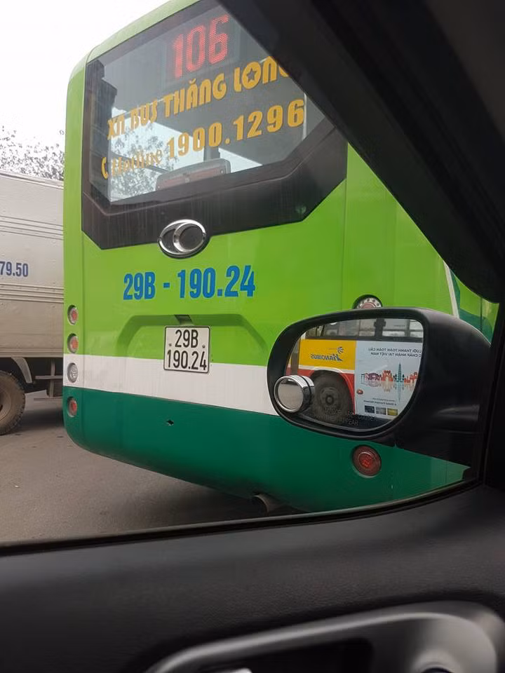 Chiếc xe buýt bị va chạm.