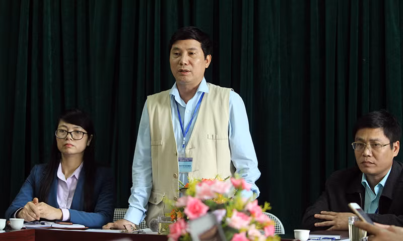 Ông Nguyễn Văn Phong – Chủ tịch UBND xã Thanh Liệt thông tin với báo chí về sự việc.