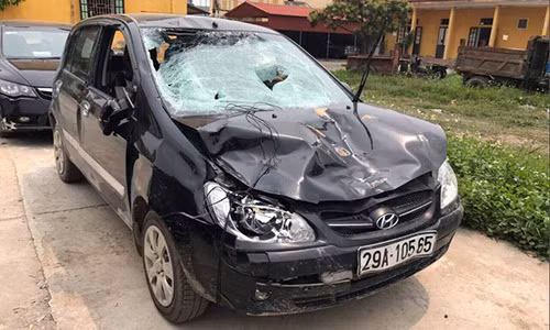 Chiếc xe ô tô gây tai nạn khiến 4 học sinh thương vong.