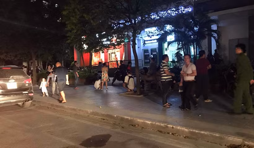 Cả trẻ nhỏ cũng được người dân khẩn trương bế ra khỏi tòa nhà, chờ lực lượng chức năng dập lửa.