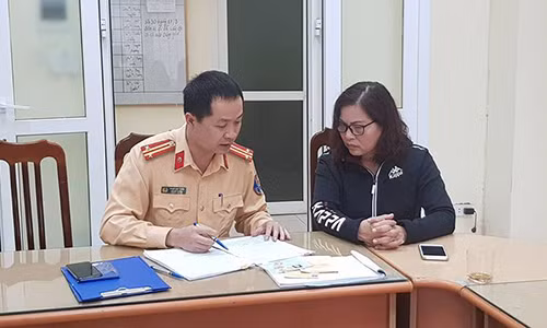 Bà Tuyết làm việc với CSGT.