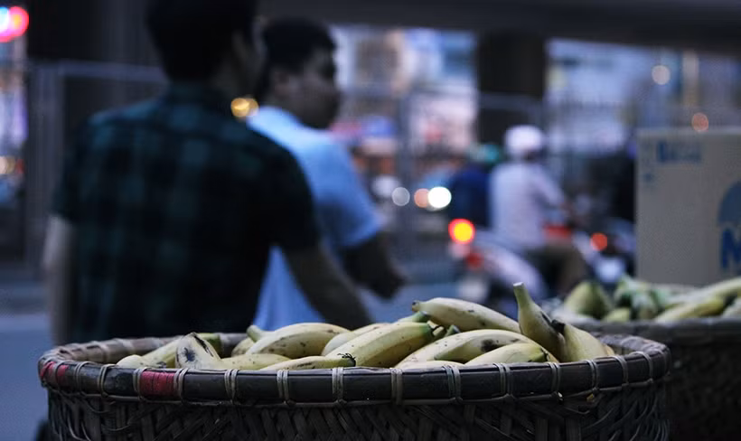 Chùa Phúc Khánh đã chuẩn bị những thúng chuối đặt ở hai điểm là đầu ngã tư Tây Sơn - Thái Thịnh và đầu đường Tây Sơn - Ngã Tư Sở để phát cho người dân.