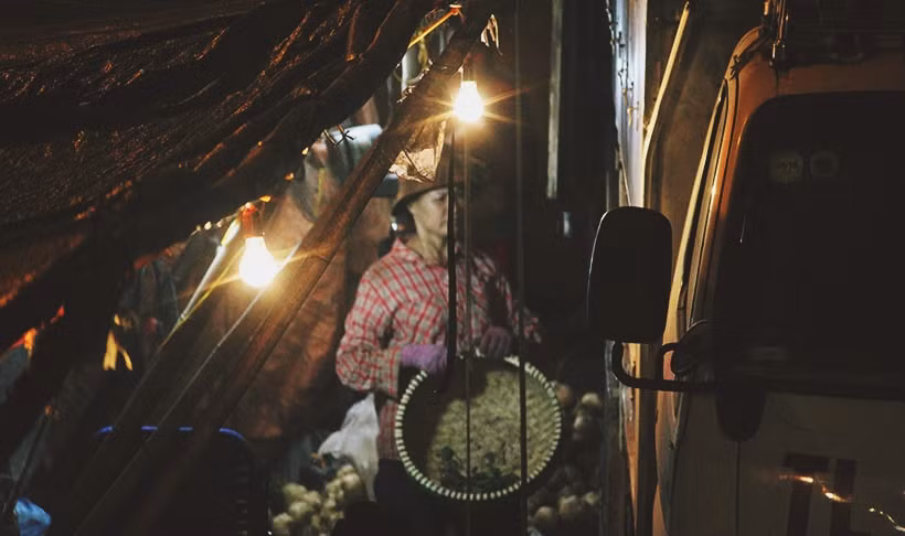 Ngày Quốc tế phụ nữ 8/3 với họ lúc này là một điều...xa xỉ. Thay vì diện các bộ quần áo đẹp, quây quần bên gia đình, họ lao đầu vào làm việc quần quật.