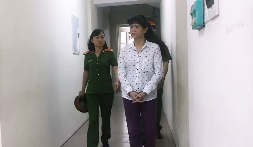 Đúng 8h40, bị cáo Lê Thị Thì (tức Lê Thị Thanh, SN 1962, Dịch Vọng Hậu, Cầu Giấy, chủ cơ sở hàn xì) được cảnh sát dẫn giải vào phòng xét xử.