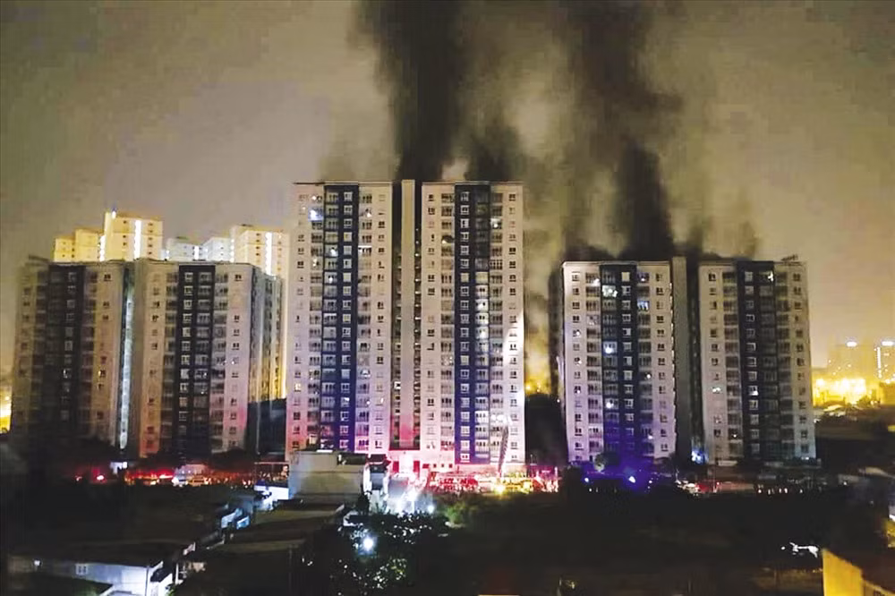 Hiện trường chung cư Carina Plaza tại TP HCM bị cháy.