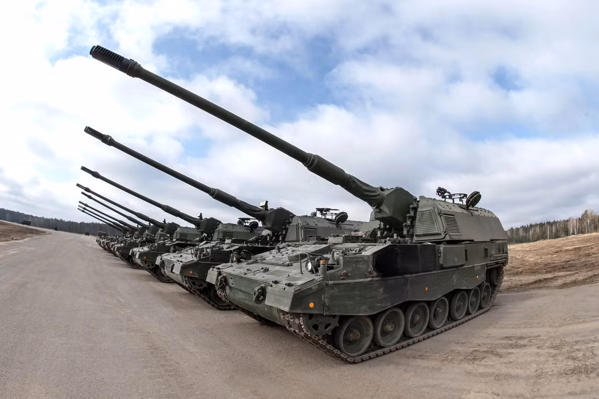 Panzerhaubitze 2000, tên viết tắt PzH 2000, là pháo tự hành có cỡ nòng 155mm được 2 tập đoàn công nghiệp quốc phòng Krauss-Maffei Wegmann và Rheinmetall chế tạo, đưa vào sản xuất cho quân đội Đức từ năm 1998.