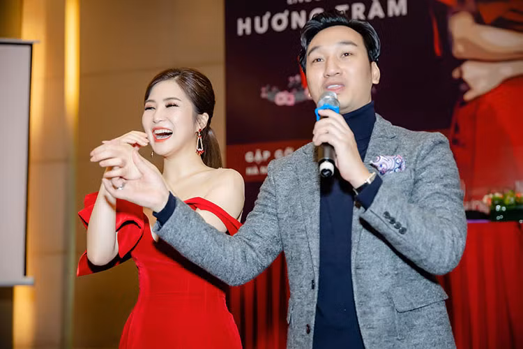Trong khi đó, Hương Tràm quyết định sẽ bỏ thói quen bóc da tay đến chảy máu vì đội tuyển Việt Nam.