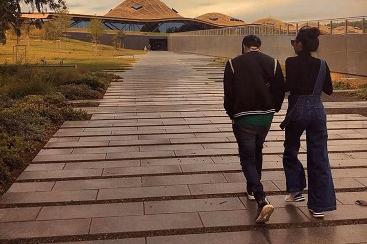 Hồi tháng 6/2018, trên trang cá nhân Instagram, Lê Hiếu đăng tải hình ảnh bên một cô gái giấu mặt. Thời điểm đó, một số fan đã đặt nghi vấn đây là bạn gái của nam ca sĩ.