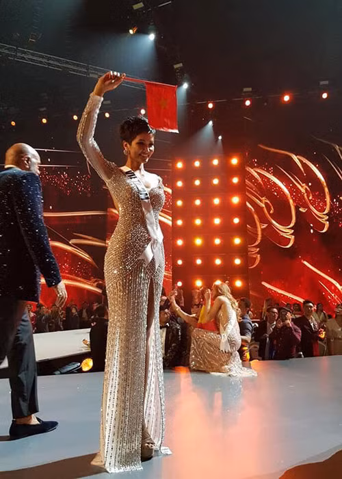 Trong chung kết cuộc thi Miss Universe 2018 (Hoa hậu Hoàn vũ Thế giới), đại diện Việt Nam - H'hen Niê đạt thành tích top 5 chung cuộc.