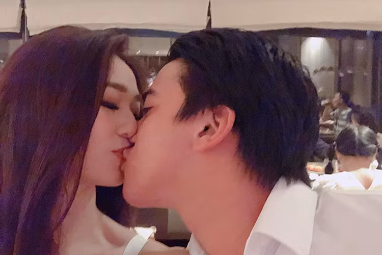 Hình ảnh cặp đôi tin đồn trao nhau nụ hôn đắm đuối gây chú ý.